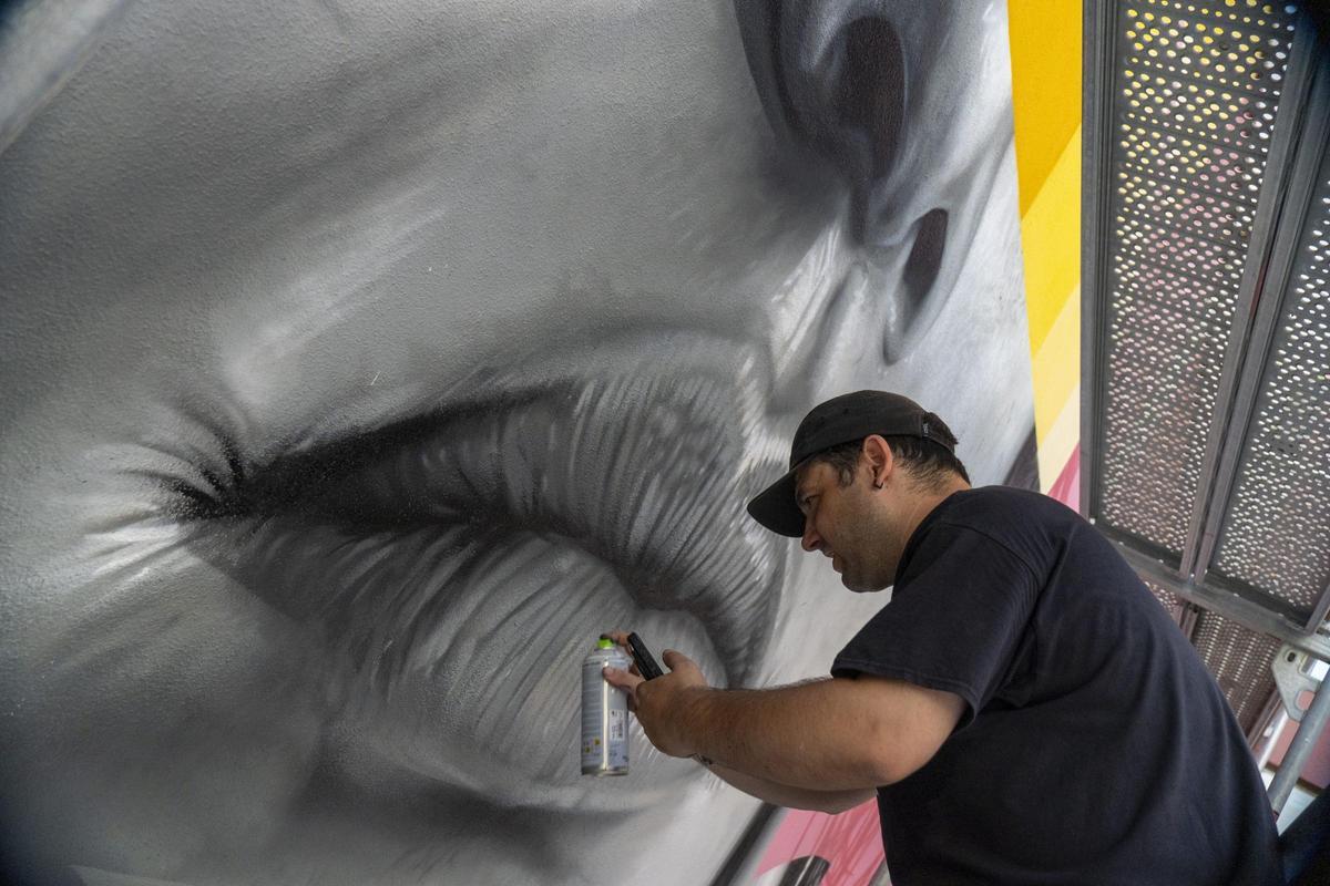 Jay Kaes trabajando en su obra 'La Distancia', en la residencia Livensa Living Barcelona Paral·lel.
