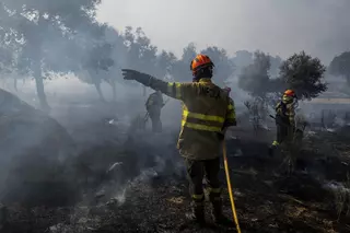 Vídeo | Así combatieron el incendio los efectivos del Infoex en Aldea del Cano, declarado de nivel 1 este viernes