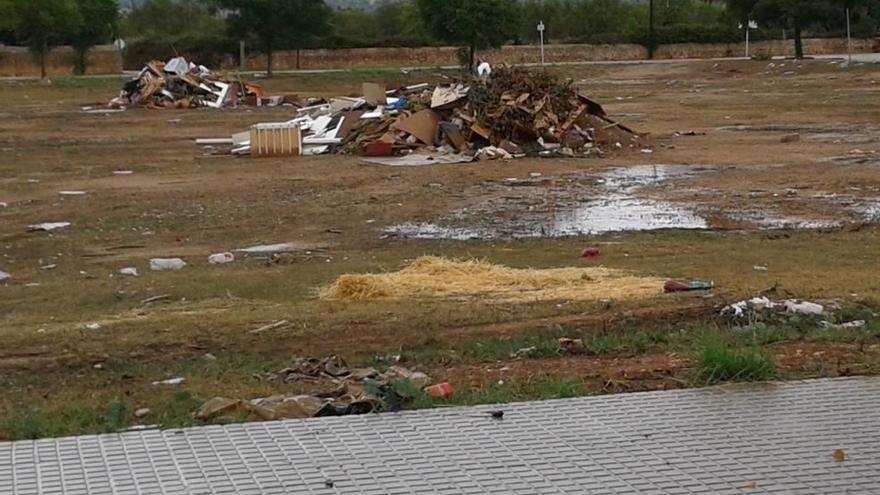 Imagen de basura amontonada en uno de los solares.