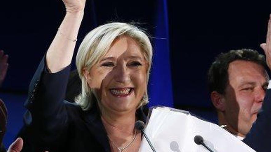 Le Pen celebrant el seu pas a la segona volta diumenge a la nit