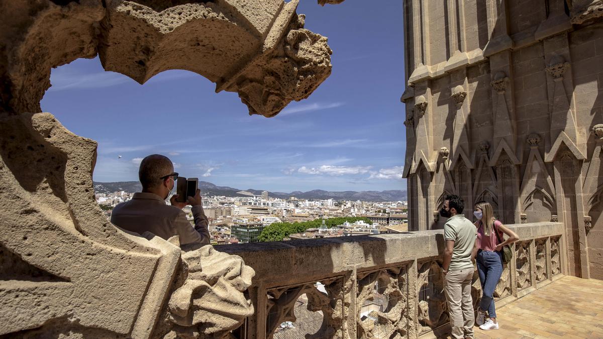 Visitantes en las terrazas de la Catedral en el día de su reapertura al público.