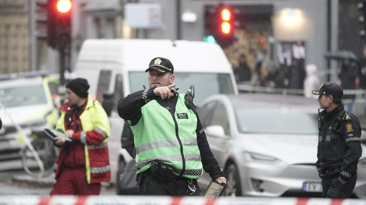 Abatido un hombre por intentar apuñalar a varias personas en oslo