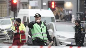 Un policía controla el lugar del suceso, este martes en Oslo.