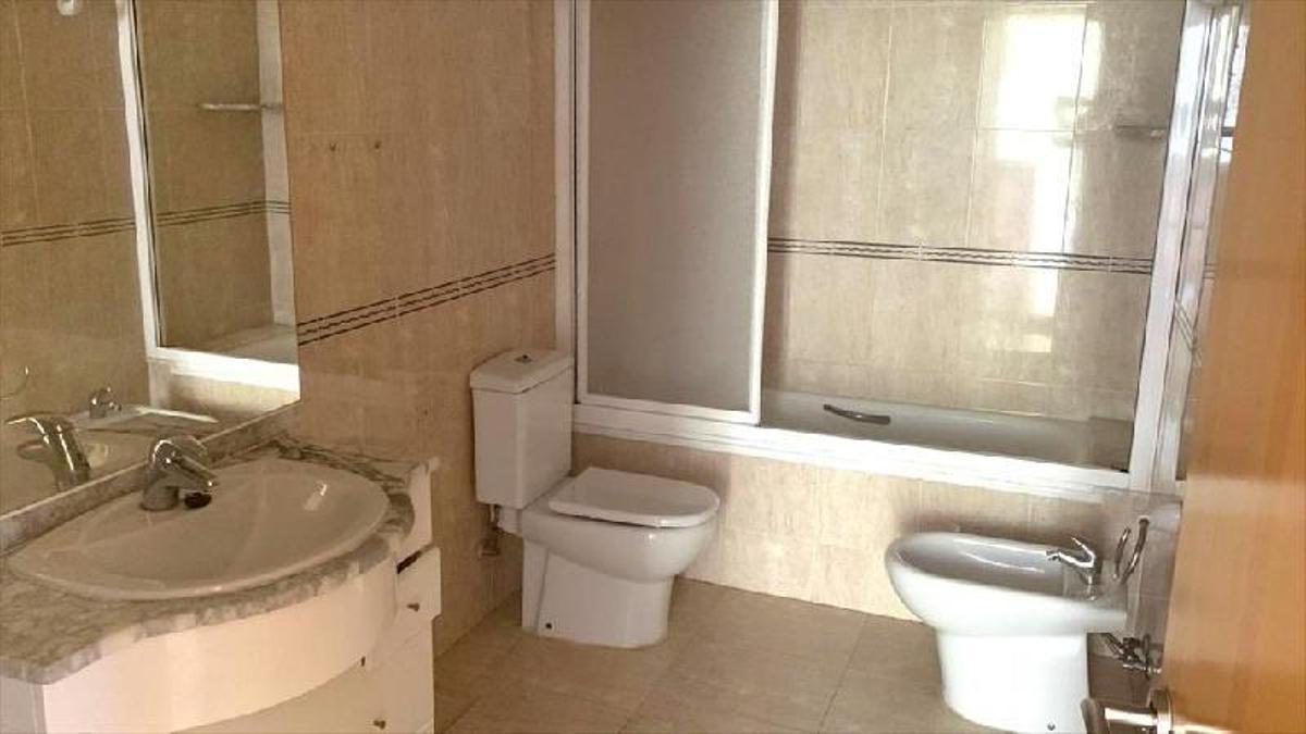 Galería de fotos: Un piso con tres habitaciones por 130.000 euros, en venta en Benicarló