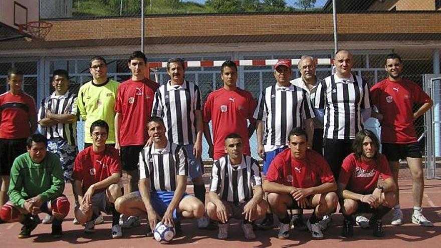 El equipo de los árbitros y los internos posan después del partido.