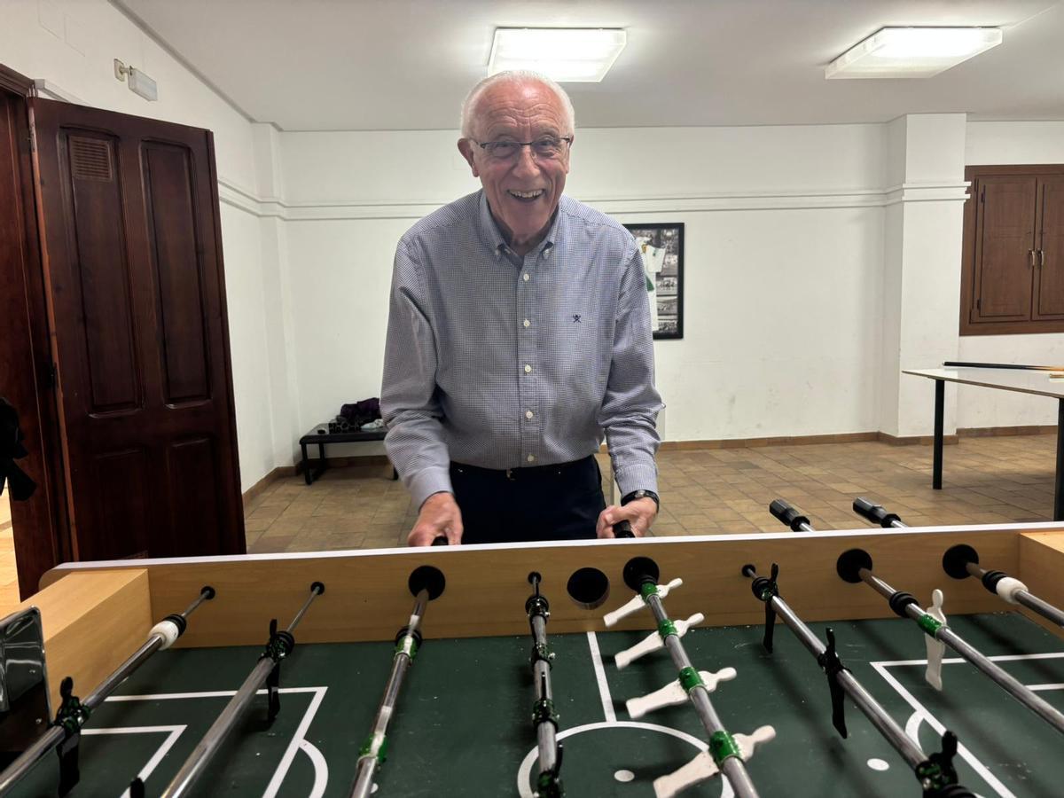 El presidente del Patronato en la sala de juegos de los cantores en la Casa de la Festa del Misteri d'Elx
