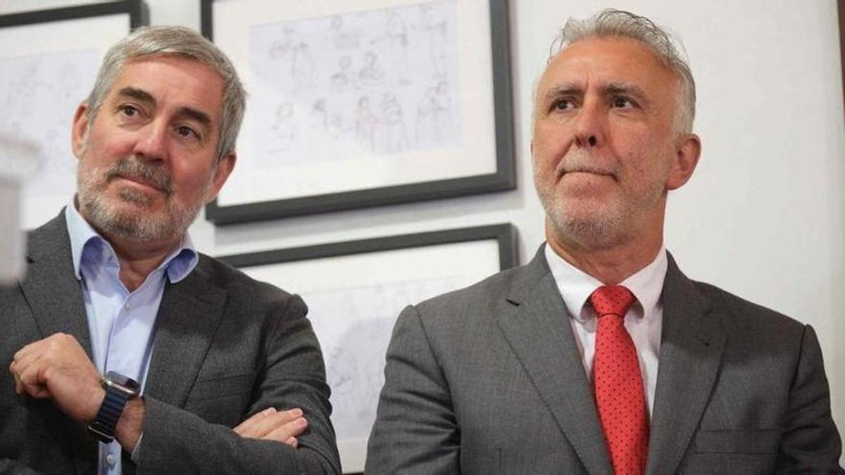 Imagen del presidente Fernando Clavijo (i) y el ministro Ángel Víctor Torres (d) en un acto oficial.