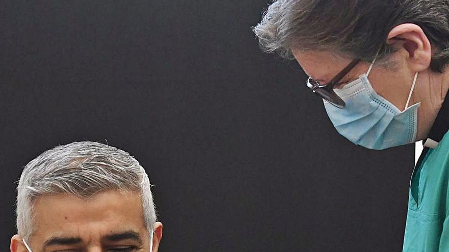 El alcalde de Londres, Sadiq Khan, vacunado el viernes.   | // REUTERS
