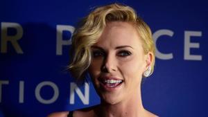 Charlize Theron engorda 15 kilos por exigencias del guión.