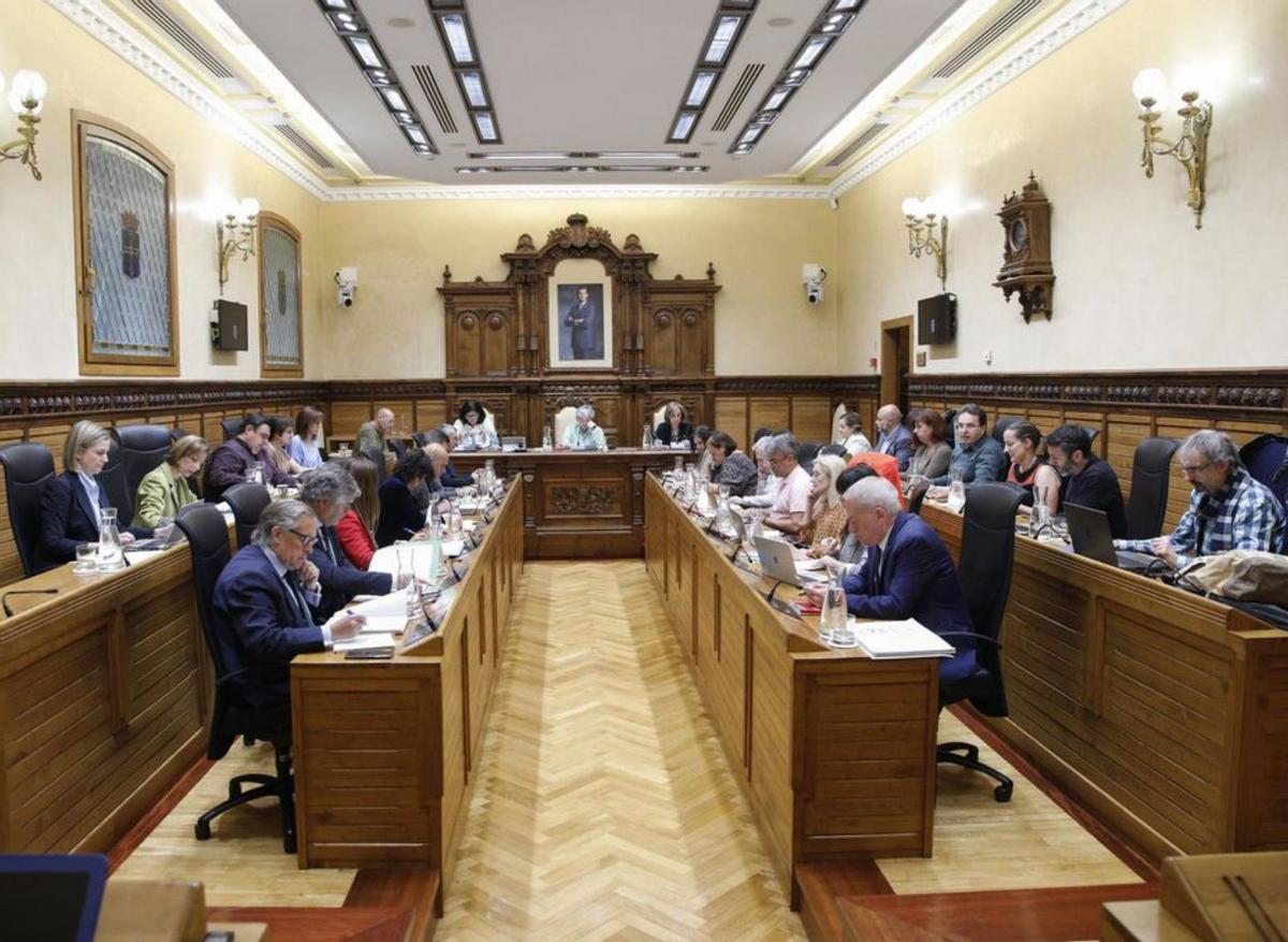 La Corporación en el Pleno de abril de 2023, el último ordinario del mandato presidido por la socialista Ana González. | Marcos León