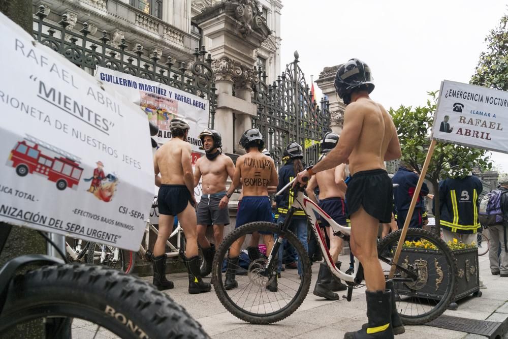 Los bomberos protestan en bicicleta y ropa interior por las calles de Oviedo