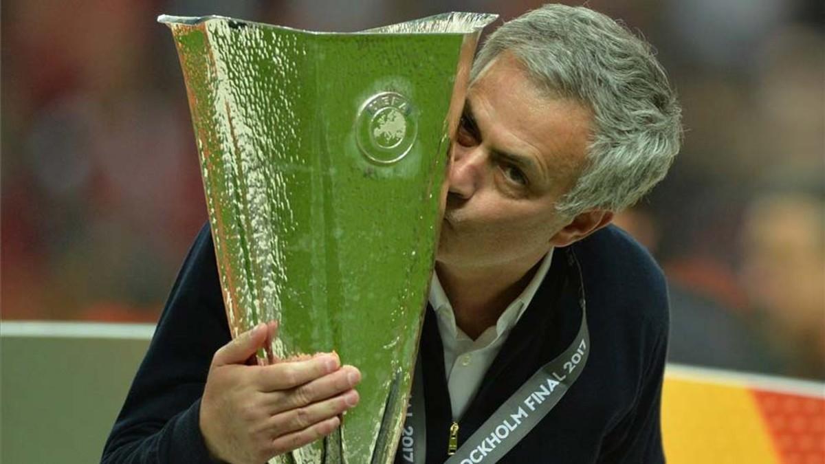 Mourinho, besando la Europa League