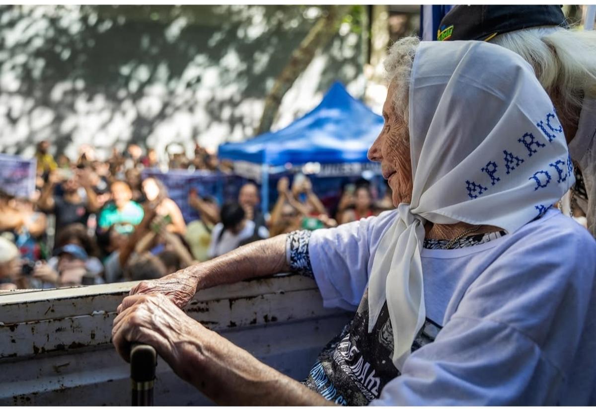 Visitación Folgueiras con el pañuelo caracteristico de la Madres de Plaza de Mayo.