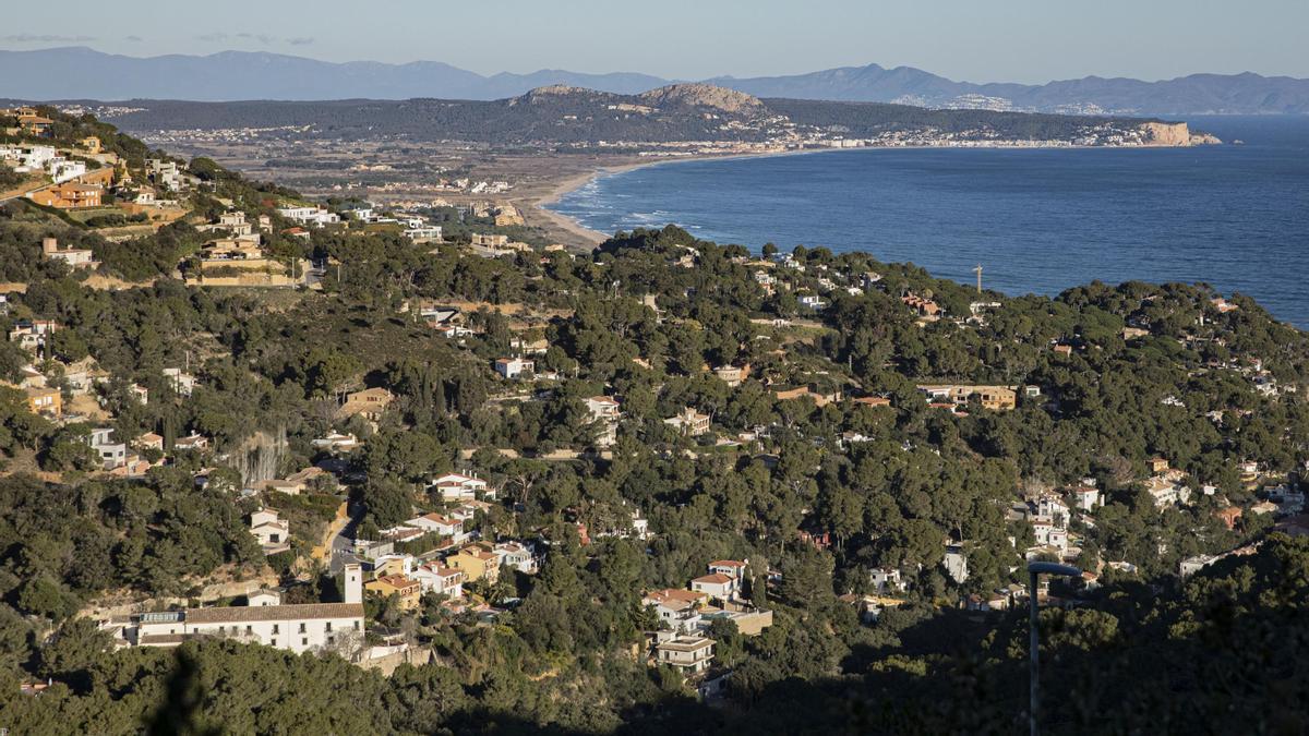 Impacto visual de una de las urbanizaciones de Begur con las islas Medes al fondo. 