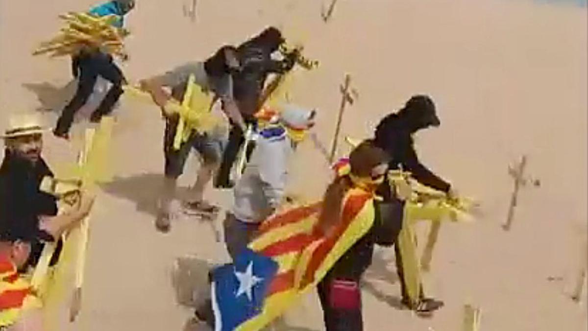 Tensión en playas catalanas por unas cruces amarillas.