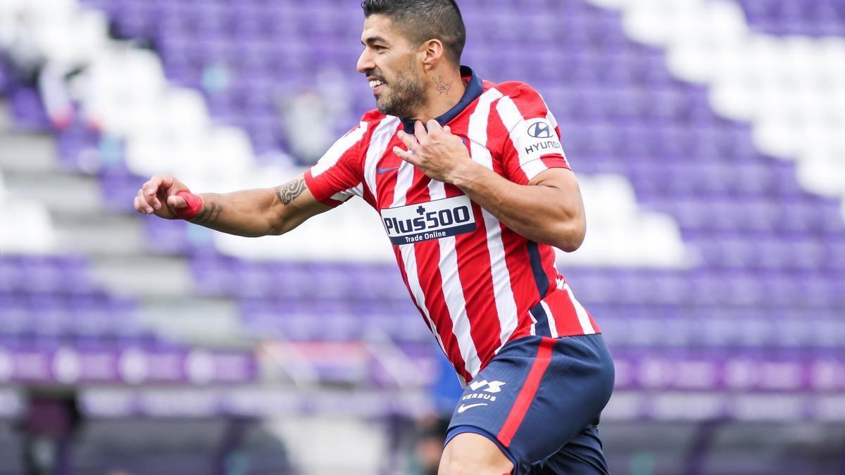 Luis Suárez celebra el título.