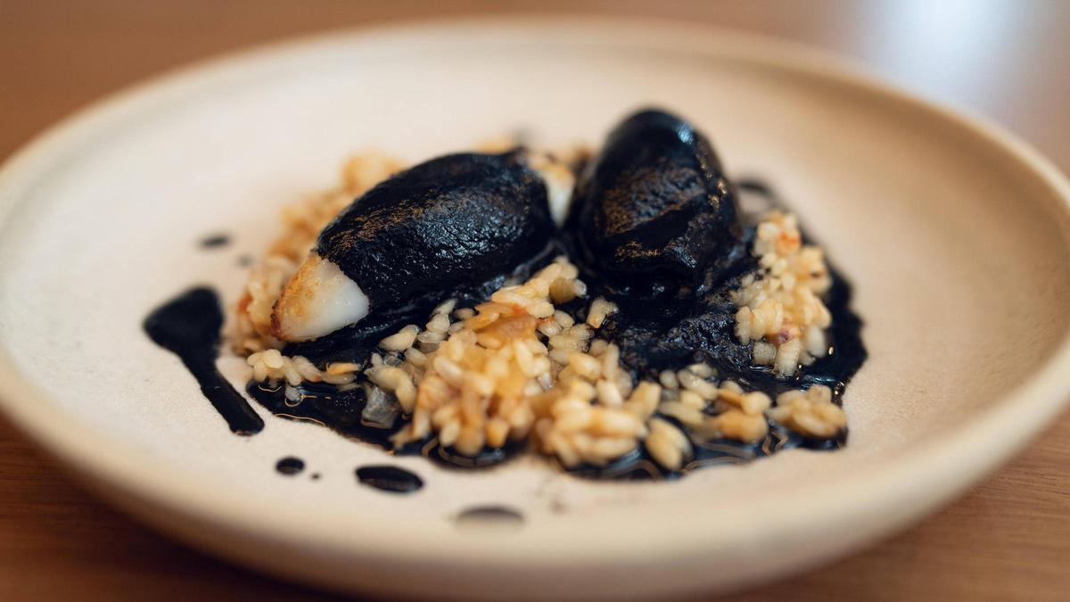 El arroz con tinta y calamar relleno de Taula Puntal.