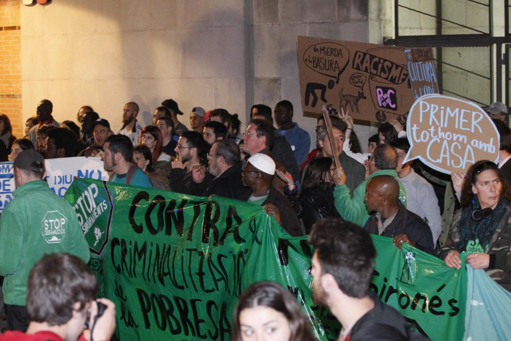 Dues concentracions s'han enfrontat a Salt per la inseguretat i el racisme