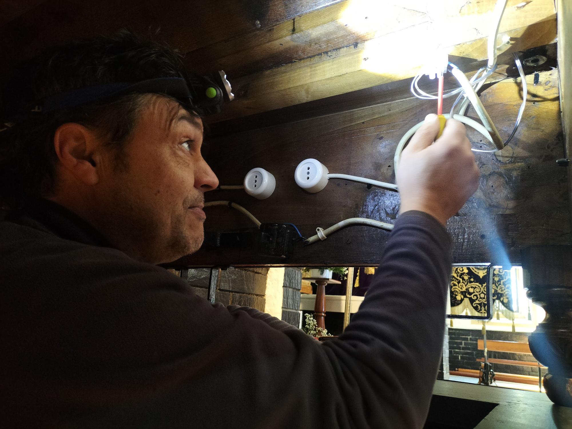 Estos son los preparativos de la Semana Santa de Luarca: limpieza de tronos, preparación de túnicas y cambios de atuendo para el Nazareno, San Juan y la Verónica