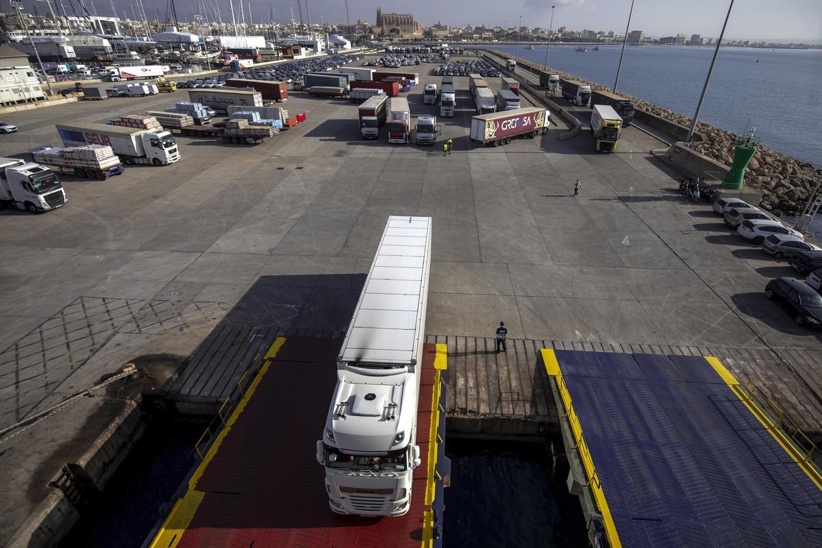 El sector balear señala que la dependencia del transporte marítimo agrava su situación