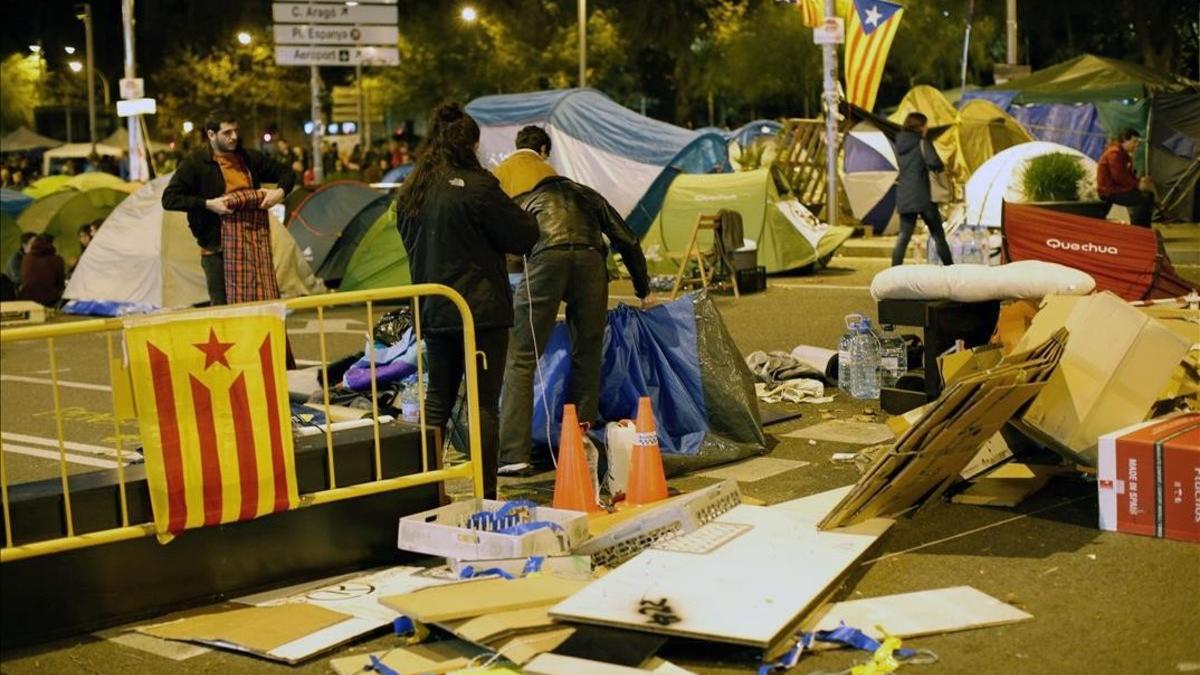 La Acampada de Universitat, en situación &quot;crítica&quot; después del aguacero de esta madrugada