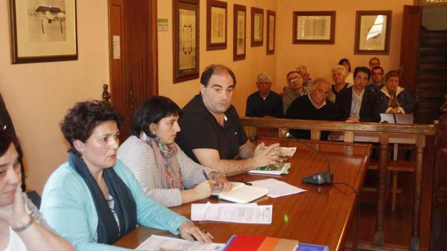 Manuel Santos Pires interviene en el pleno de debate sobre los presupuestos de Bueu. // Santos Álvarez