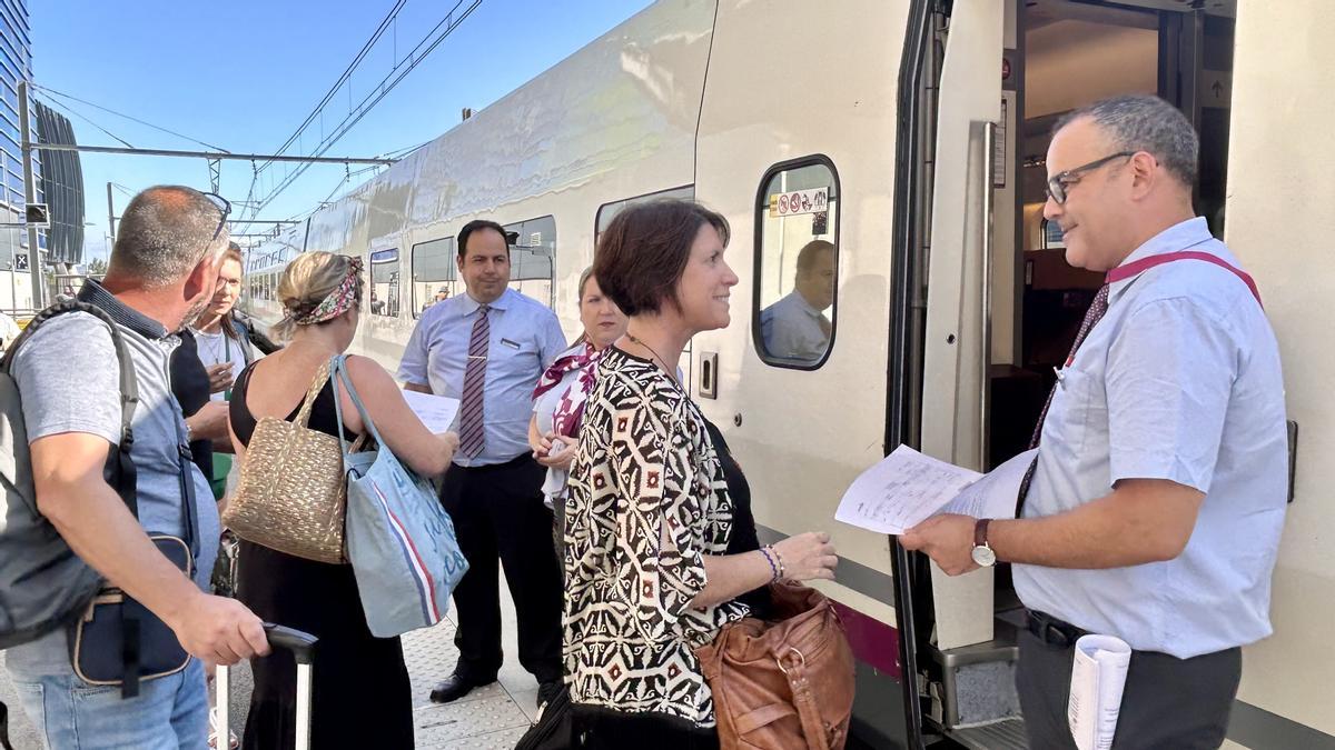 Estación de Perpignan. Primeros viajeros en subir a un tren de Renfe en territorio francés, este jueves