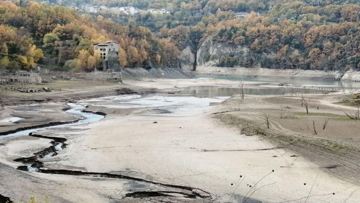 L’aigua ha deixat de cobrir la capçalera de la Baells 