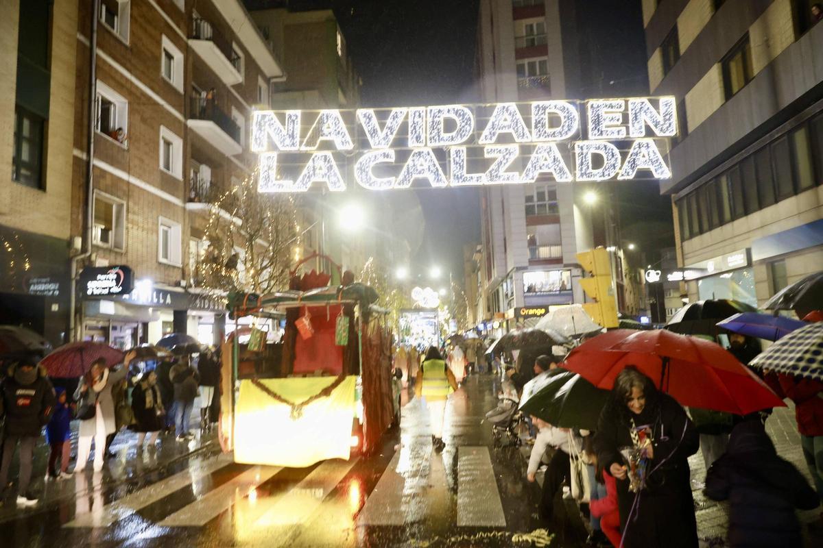 La cabalgata de Reyes en la zona oeste de Gijón, en imágenes