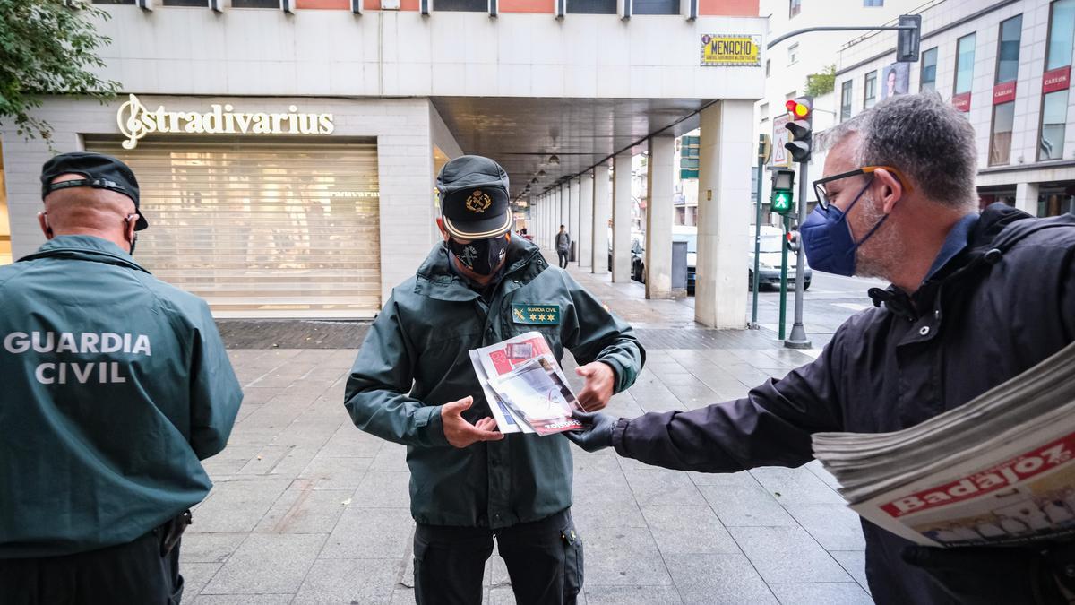 Dos guardias civiles recogen sus guías.