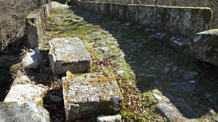 Unha vista actual da ponte medieval que conecta Pedre e Serrapio.  // Bernabé / Luismy