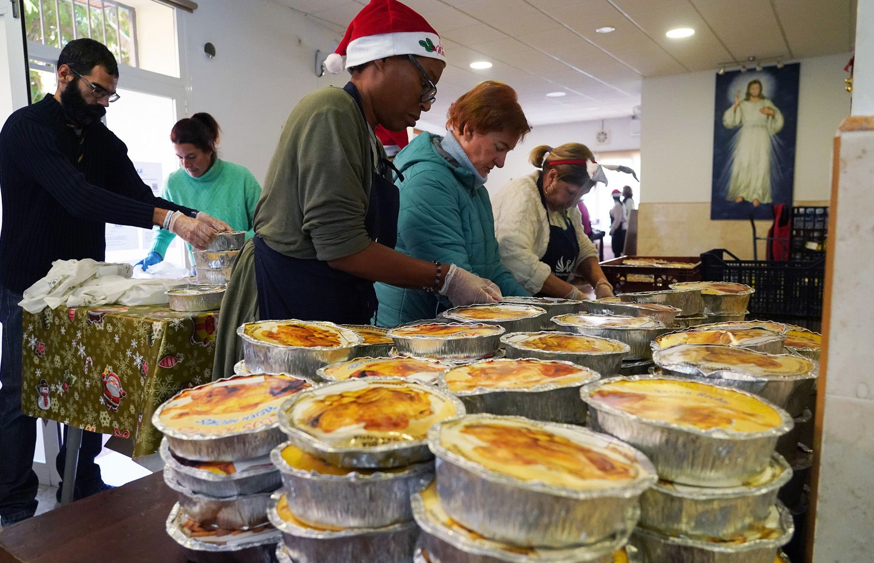 Los Ángeles Malagueños de la Noche reparten sus menús de Nochebuena