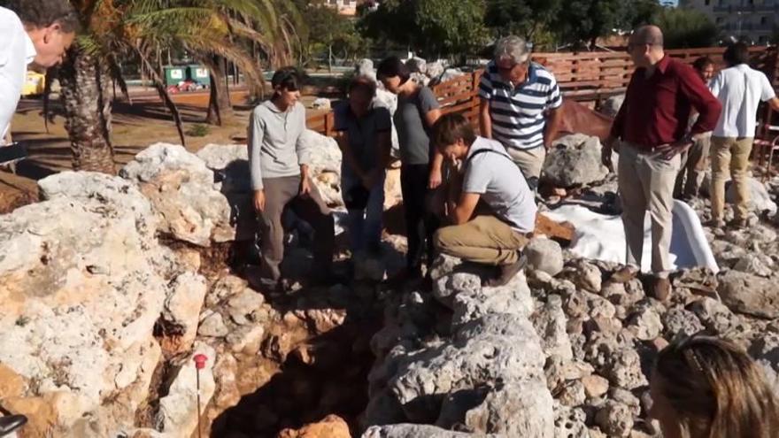 Imagen de una visita al poblado talayótico de s&#039;Illot.