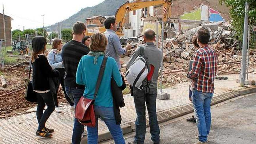 Els estudiants i l&#039;alcalde, davant de la casa a mig enderrocar