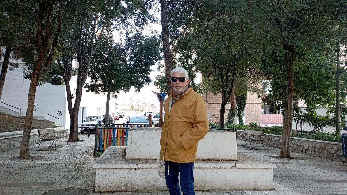 Mariano López, el pasado marzo en la plaza de calle Quintanar de la Orden, con los ocho árboles 'pica-pica'.