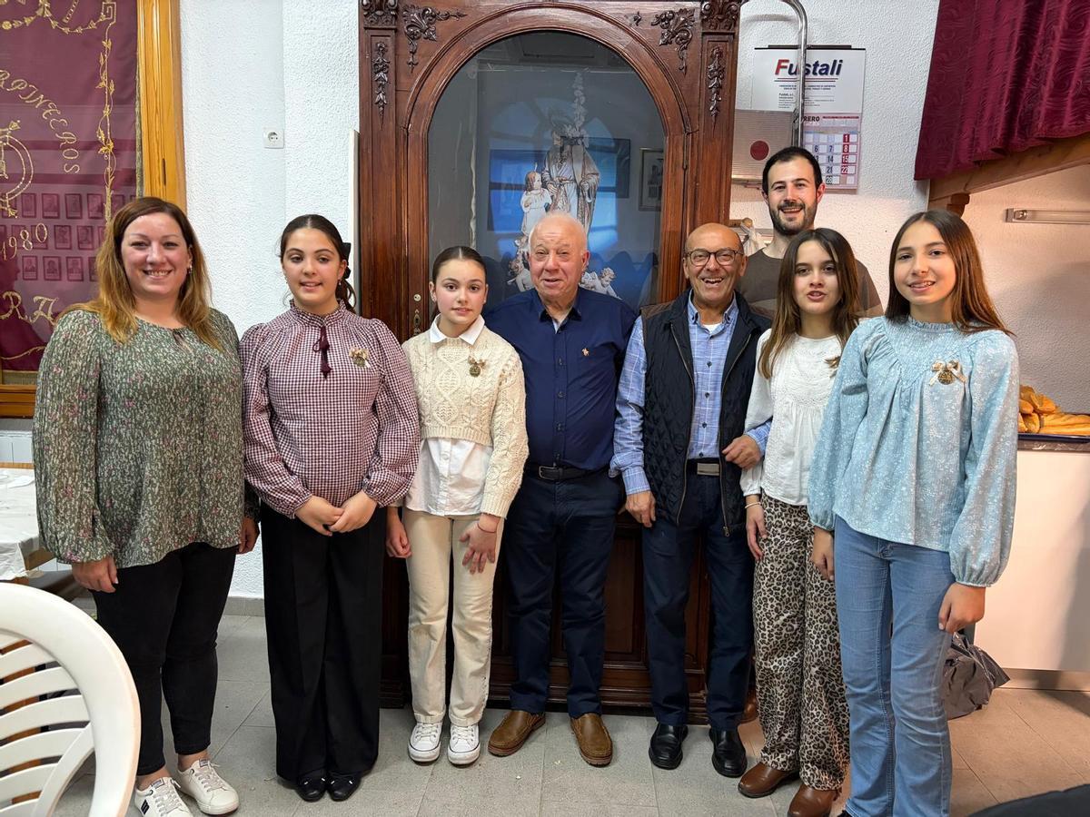 Las clavariesas del gremio, con el presidente y el vicepresidente de la asociación; la concejal de Fiestas, Gemma Alós, y el edil de Cultura, Israel Pérez.