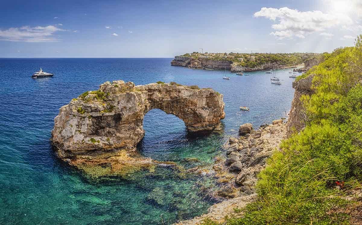 Arco natural junto a Cala Llombards en Mallorca