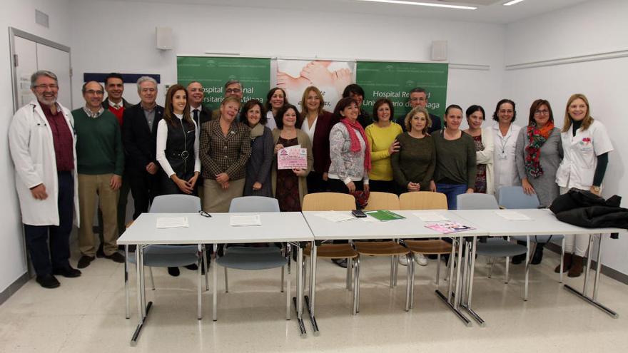 Foto de familia de las pacientes y el equipo que interviene en el Club de Salud.