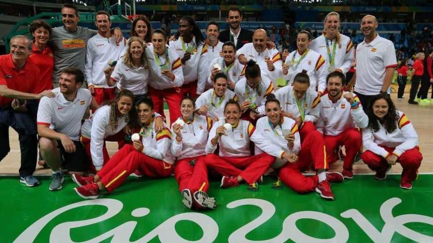 España celebra su medalla de plata. A la derecha la delegada de la selección, la zamorana Susana Ferreras.