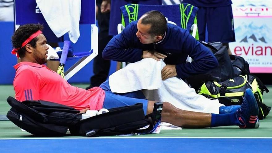 Djokovic avanza de retirada en retirada