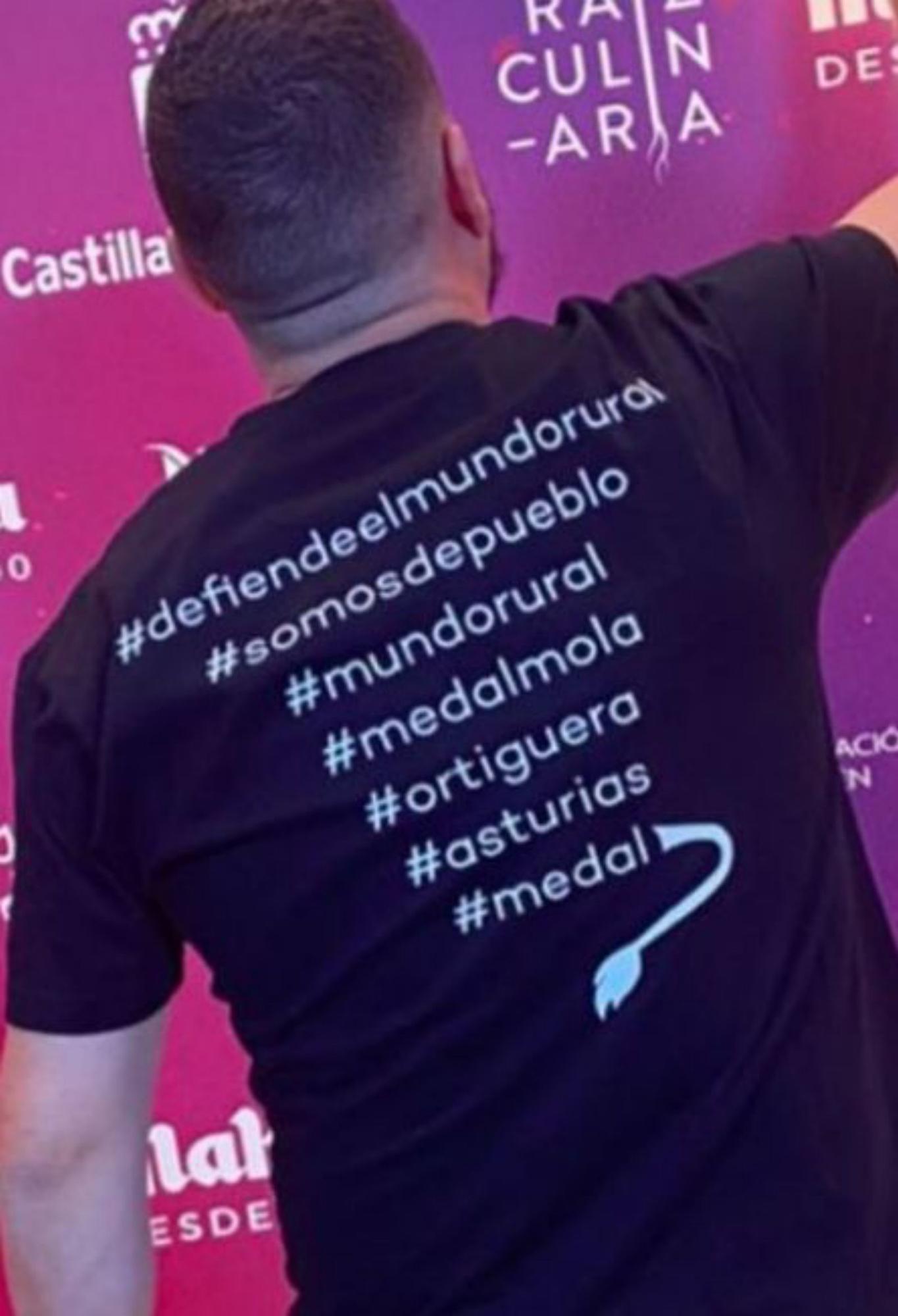 La camiseta que lució Elio Fernández en la gala reivindicando el medio rural y el occidente asturiano.