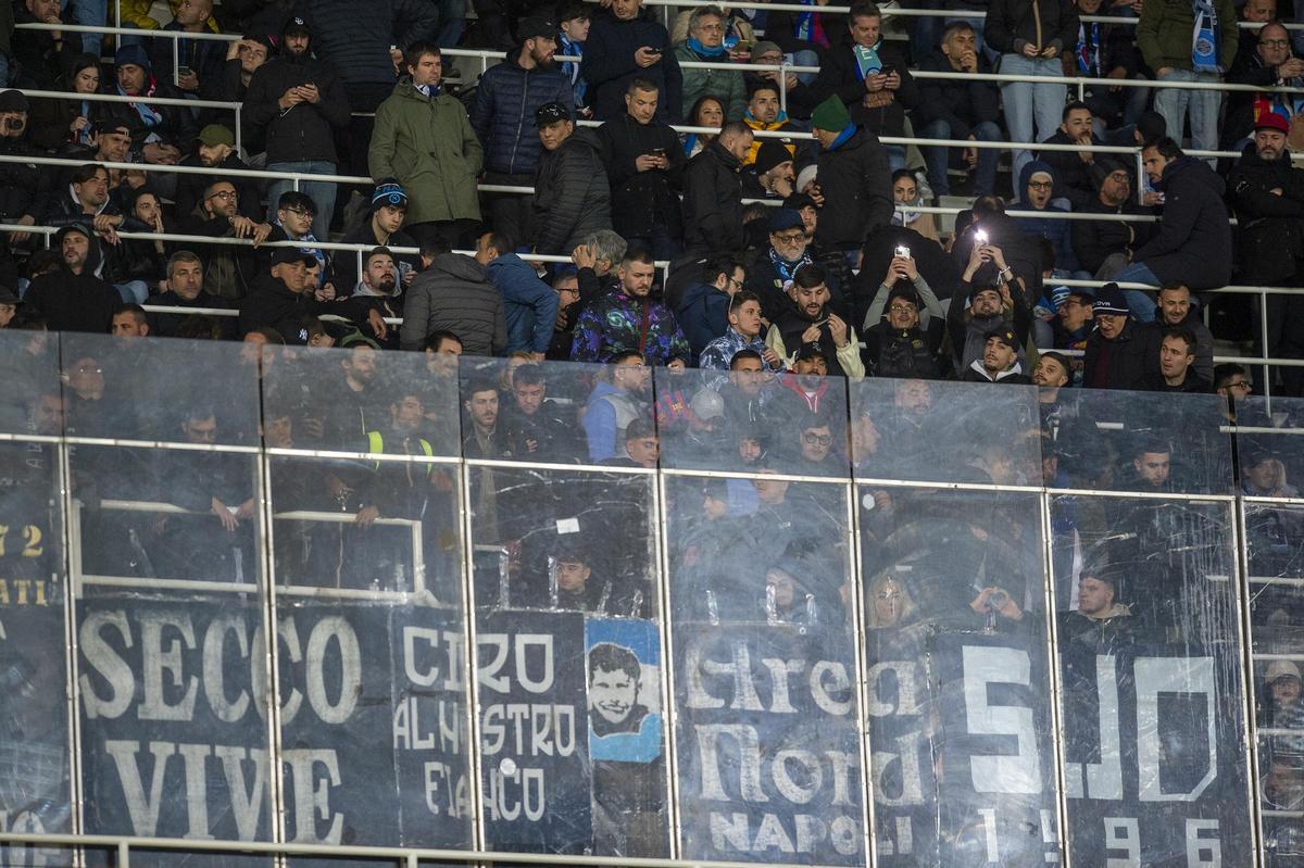 Aficionados italianos empiezan a ocupar las gradas del estadio antes de empezar el partido de vuelta de los octavos de final de la champions league entre el FC Barcelona y el Napoli en Montjuic.