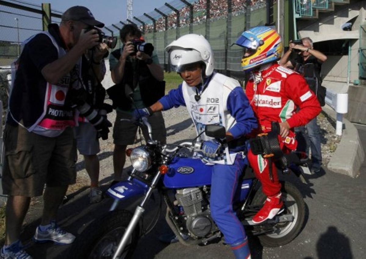 Alonso abandona tras salirse en la primera curva de Suzuka