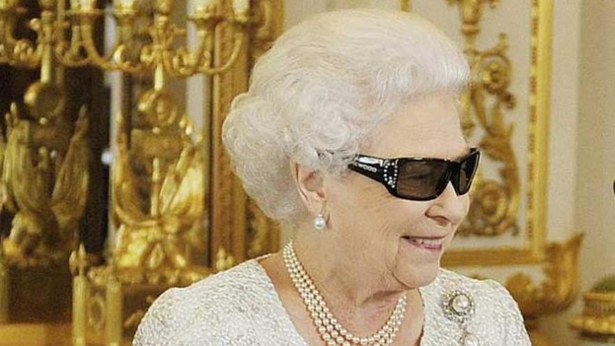 Isabel II con unas gafas para ver en 3D