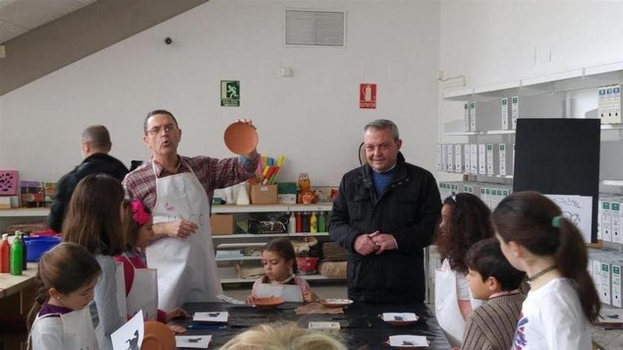 Un taller infantil trata la cerámica representativa del Califato de Córdoba
