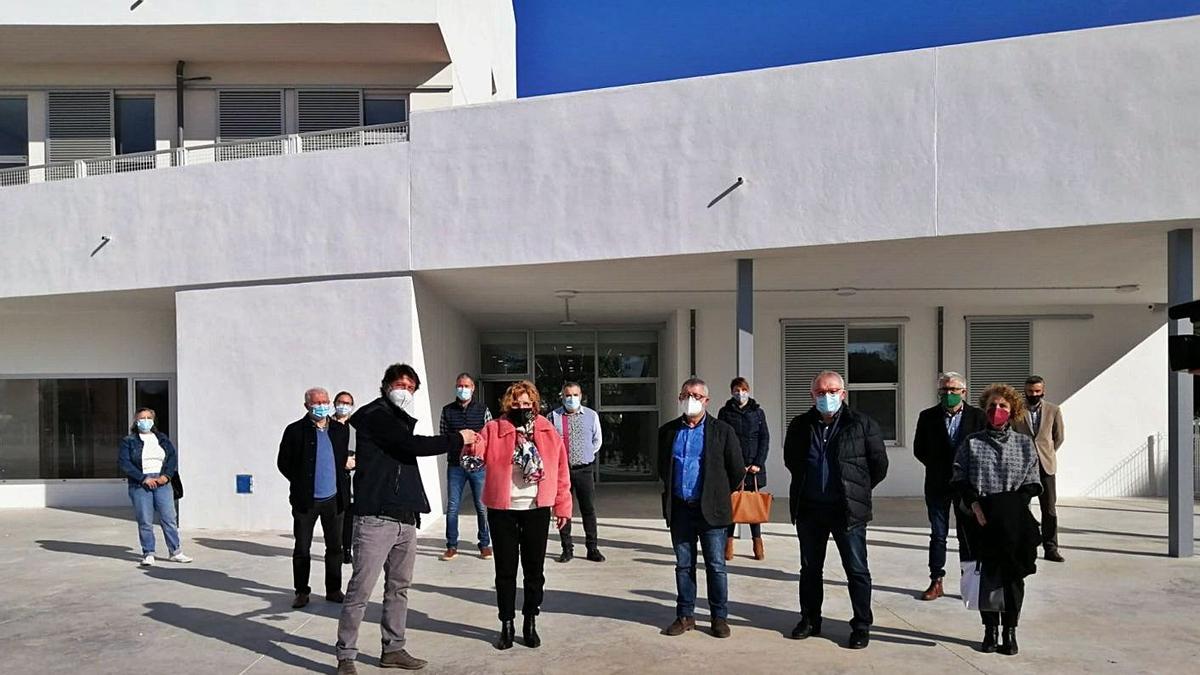 Representantes del Ayuntamiento y de la constructora, ayer frente al nuevo colegio.