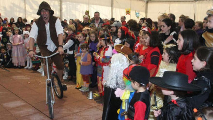 Un malabarista, ayer, en el Antroxu infantil de Ribadesella.