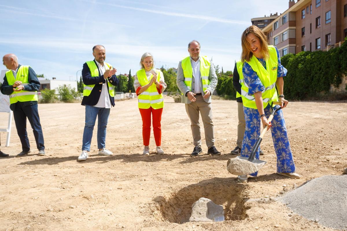 La alcaldesa de Zaragoza, Natalia Chueca, coloca la primera piedra el cenrto cívico.