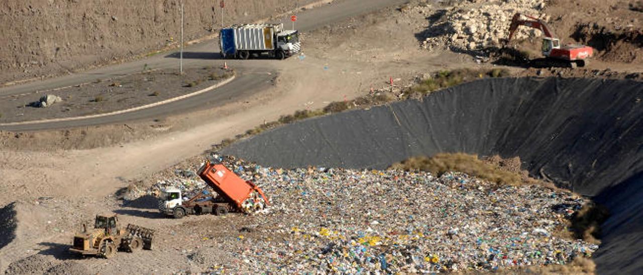 Camiones del servicio de recogida de basura depositan los residuos en uno de los vasos de Salto del Negro.