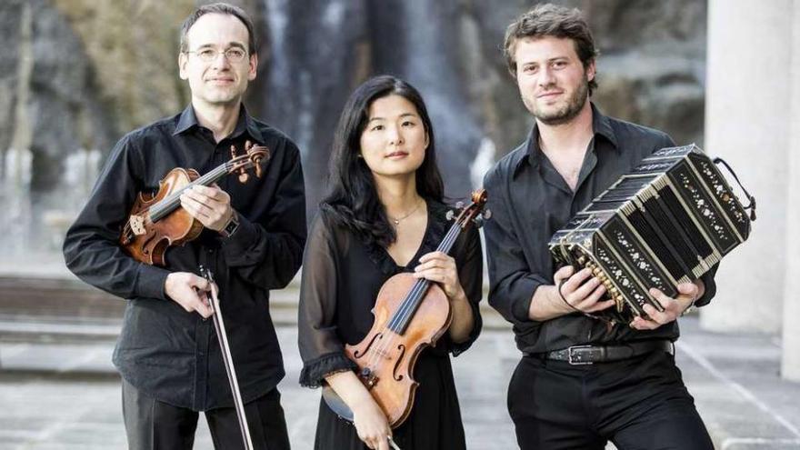 Gabriel Bussi, Fumika Yamamura (violines) y Matías González (bandoneón), encabezan Camerata Nuestro Tiempo.